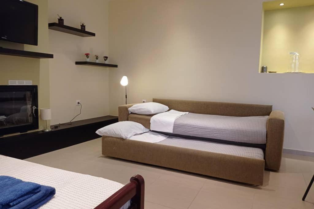 Afroditis'S & Makis'S Apartment Leonidio Bagian luar foto