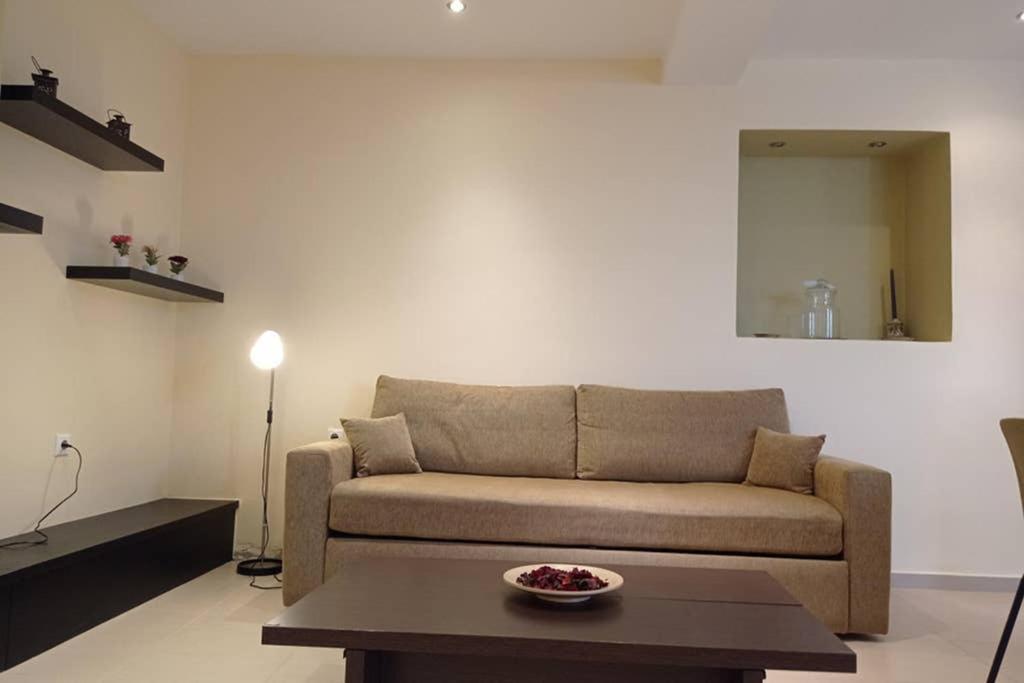 Afroditis'S & Makis'S Apartment Leonidio Bagian luar foto